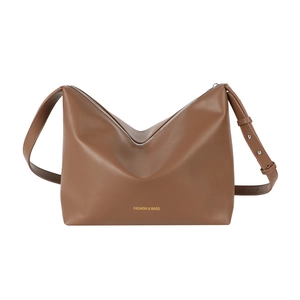 Sac Boston marron en cuir mat avec fermeture éclair en V et bandoulière réglable