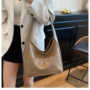 Dettaglio borsa hobo kaki lucida con una tasca frontale funzionale ed elegante