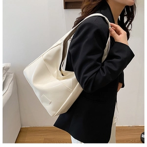 Dettaglio di una borsa a tracolla bianca lucida dallo stile minimalista ed elegante