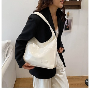 Dettaglio della borsa hobo bianca lucida con un inserto rettangolare minimalista
