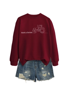 Dettaglio felpa bordeaux Thank a Farmer abbinata a pantaloncini denim strappati
