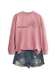 Dettaglio felpa rosa con stampa 'thank a farmer' e pantaloncini in denim strappati