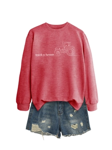 Outfit piatto con felpa rosa 'thank a farmer' e pantaloncini di jeans blu strappati