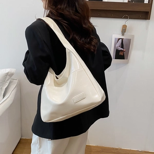 Borsa a secchiello minimalista in vernice bianca con grande capacità a tracolla