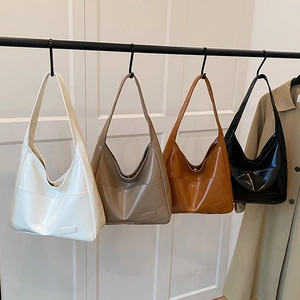 Borsa hobo minimalista in pelle lucida in quattro colori con tracolla elegante