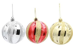 Detail of 8cm spiral Christmas balls with glitter and matte metallic texture