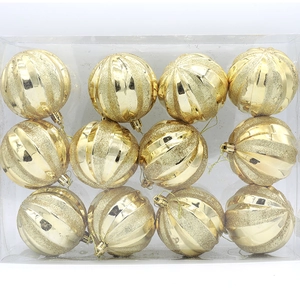 Detail of 8cm gold Christmas balls with ribbed texture and glitter finish in a box