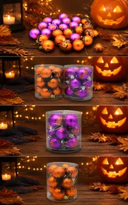 Dettaglio di palline decorative di Halloween arancioni e viola con zucche e pipistrelli