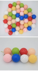 Dettaglio delle palline di Natale effetto crackle nei colori macaron con ganci in metallo