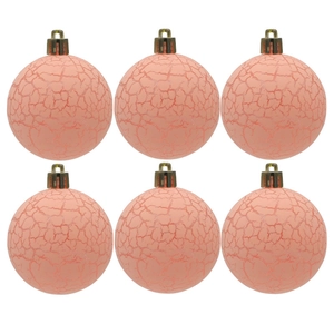 Dettaglio di sei palline di Natale rosa macaron con texture crackle e ganci dorati