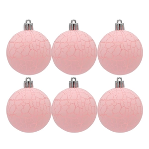Dettaglio di palline di Natale rosa macaron con texture crackle e ganci argento