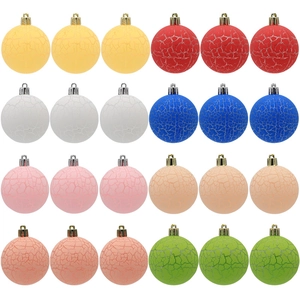Set di 24 palline di Natale in colori macaron con trama craquelé unica su sfondo bianco