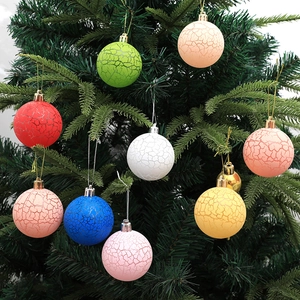 Set di palline di Natale con texture crackle in colori macaron su un ramo di un albero