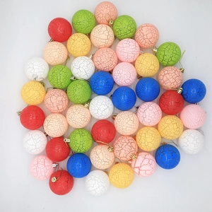 Set di palline di Natale colorate con texture craquelé e anelli per decorazioni natalizie