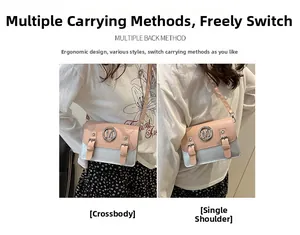 Sac carré en cuir rose et argenté présenté en porté croisé et porté épaule