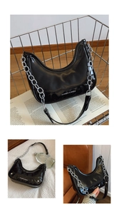 Détail du sac croissant en cuir verni noir avec chaîne argentée et texte imprimé