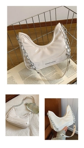 Détail du sac croissant crème avec chaîne argentée et logo FASHION & BAGS