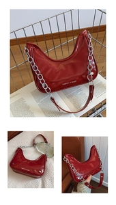 Détail du sac croissant rouge en cuir verni brillant avec chaîne en argent robuste