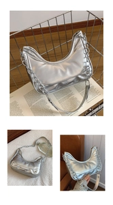 Vue détaillée du sac Hobo argenté métallisé avec bandoulière chaîne et texte Fashion