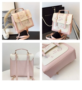 Detailansicht eines rosa-beigen Mini-Rucksacks mit süßen Cartoon-Prints und Metallschnallen