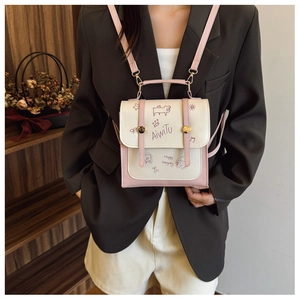 Detailansicht des pink-weißen Graffiti-Rucksacks mit goldener Hardware und Mustern