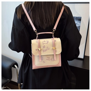 Detailansicht eines rosa-weißen Rucksacks mit Graffiti-Mustern auf einem Rücken