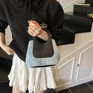 Borsa a mano retrò bicolore in denim blu con manico in pelle nera e stile vintage