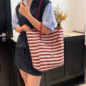 Borsa tote in tela a righe rosse e bianche con logo handmade in metallo inciso