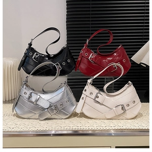Collection de sacs hobo rétro Y2K en noir, bordeaux, argent et cuir de couleur crème