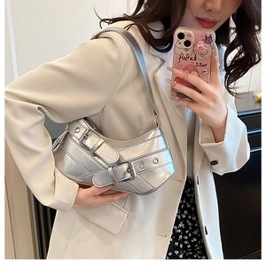Détail du sac bandoulière argenté en demi-lune avec finition métallique et boucles