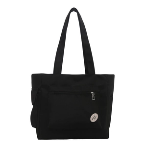 Sac fourre-tout minimaliste en toile noire avec poche zippée et écusson décoratif