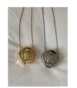 Detail of rose-shaped acrylic mini cross-body bag with snake chain in gold and silver