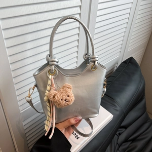Borsa A Secchiello In Pelle PU Da Donna Bordo A Onda Manico A Nodo Borsa A Mano Con Ciondolo Orso Tracolla Stile Urbano Casual