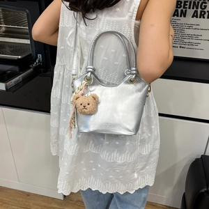 Borsa a secchiello argento metallizzato con ciondolo a forma di orso e sciarpa