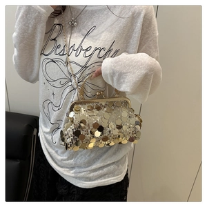 Dettaglio borsa da sera con paillettes dorate e chiusura metallica vintage