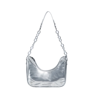 Metallisch silberne Halbmondtasche mit Kettenriemen im minimalistischen Y2K-Stil