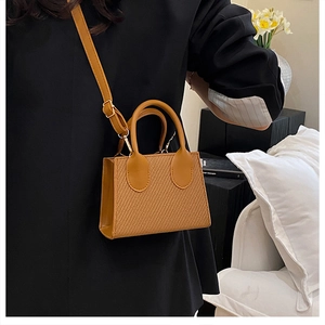 Borsa quadrata intrecciata cammello minimalista con manico per donna in interni