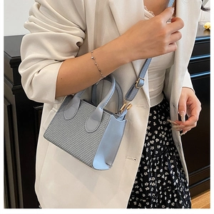 Dettagli della mini borsa a tracolla celeste con trama intrecciata e cinturino