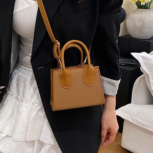 Borsa a tracolla marrone intrecciata elegante borsa da donna minimalista per 2025