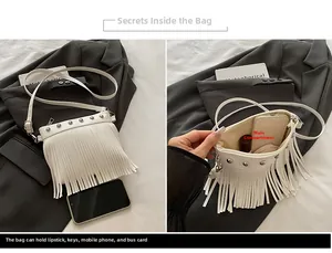 Vue intérieure d'un sac à franges vintage montrant les compartiments pour accessoires