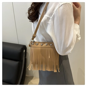 Détail du sac bandoulière en cuir PU kaki avec rivets argentés et longues franges chic
