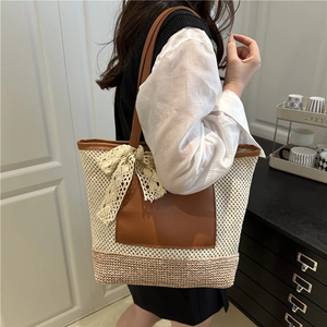 Grand sac cabas tissé avec empiècement en cuir marron et nœud en dentelle élégant