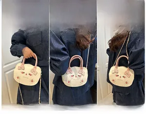Tres formas de llevar este pequeño bolso de gato: de mano, al hombro o bandolera