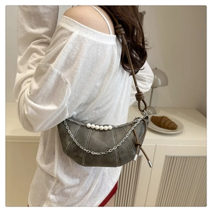Vue détaillée du sac demi-lune gris foncé avec chaînes argentées et perles blanches