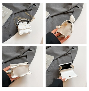 Vues détaillées du mini sac blanc en PU avec nœud décoratif et chaîne dorée