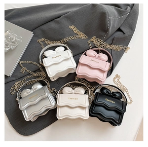 Mini sacs bandoulière avec nœud décoratif en cinq couleurs sur fond de tissu foncé