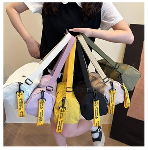 Details bunter Nylon-Zylindertaschen mit dekorativen Bändern mit Buchstabenmuster