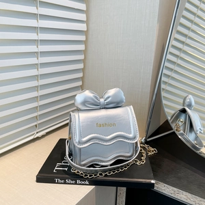 Sac Bandoulière Mini pour Femme en Cuir PU Avec Nœud Décoratif Bord Ondulé Rabat Chaîne en Métal Doré pour Fête Quotidienne