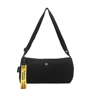 Minimalistische schwarze Nylon-Umhängetasche mit gelbem Gurt und Metall-Logo