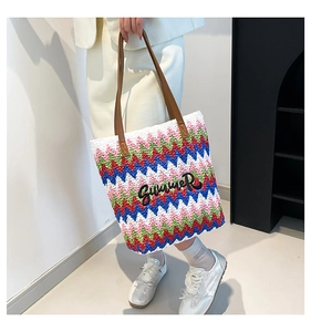 Detail der bunten gewebten Strandtasche mit Summer-Stickerei und Lederriemen